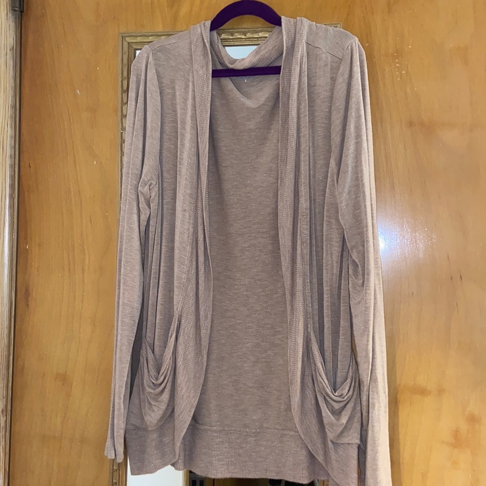 BARELY WORN Cardigan w pockets